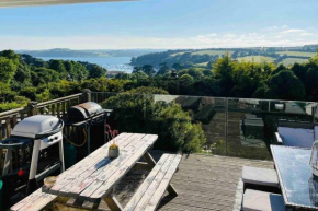 Gorgeous 3 bed house with sea views and hot tub